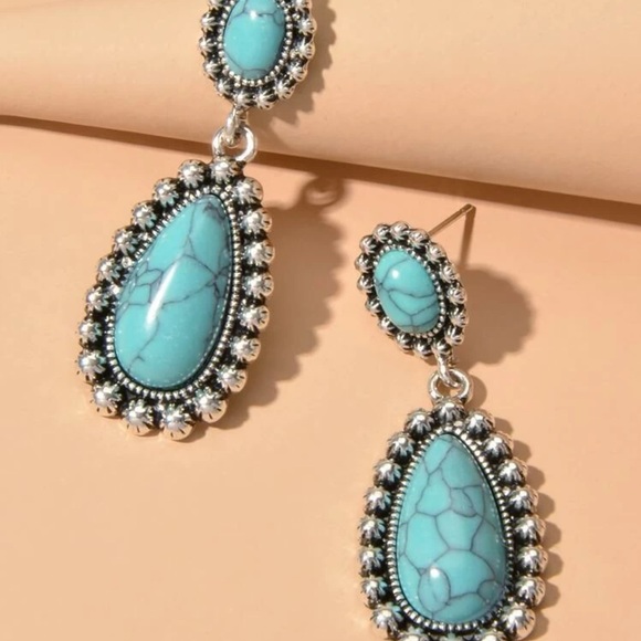 VINTAGE WATER DROP EARRINGS - Picture 6 of 9